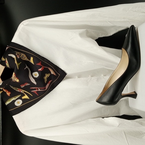 AUTHENTIC SALVATORE FERRAGAMO SCARF - Picture 5 of 12